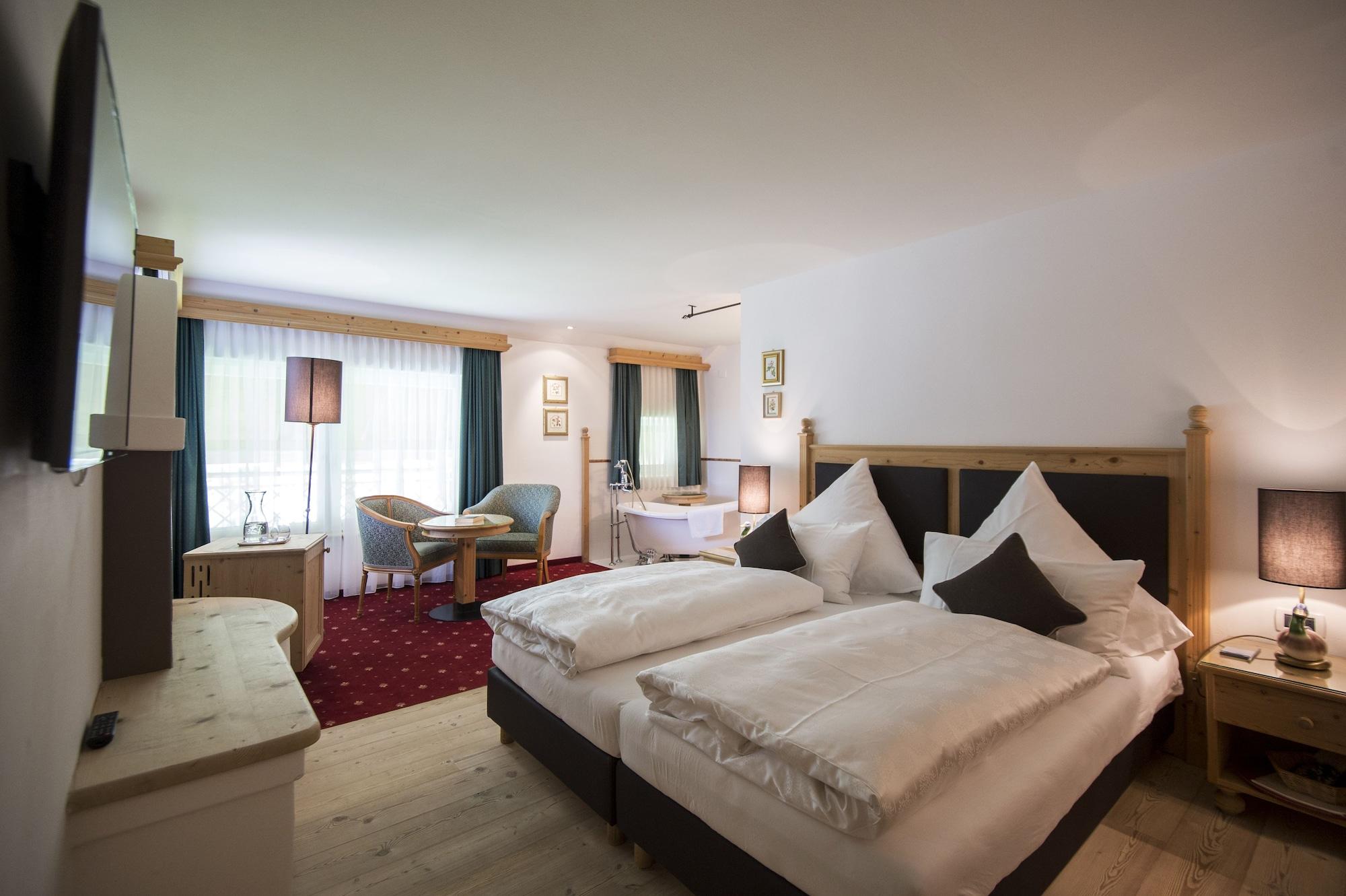 Hotel Acadia - Adults Mountain Home เซลวาดีวัลการ์เดนา ภายนอก รูปภาพ