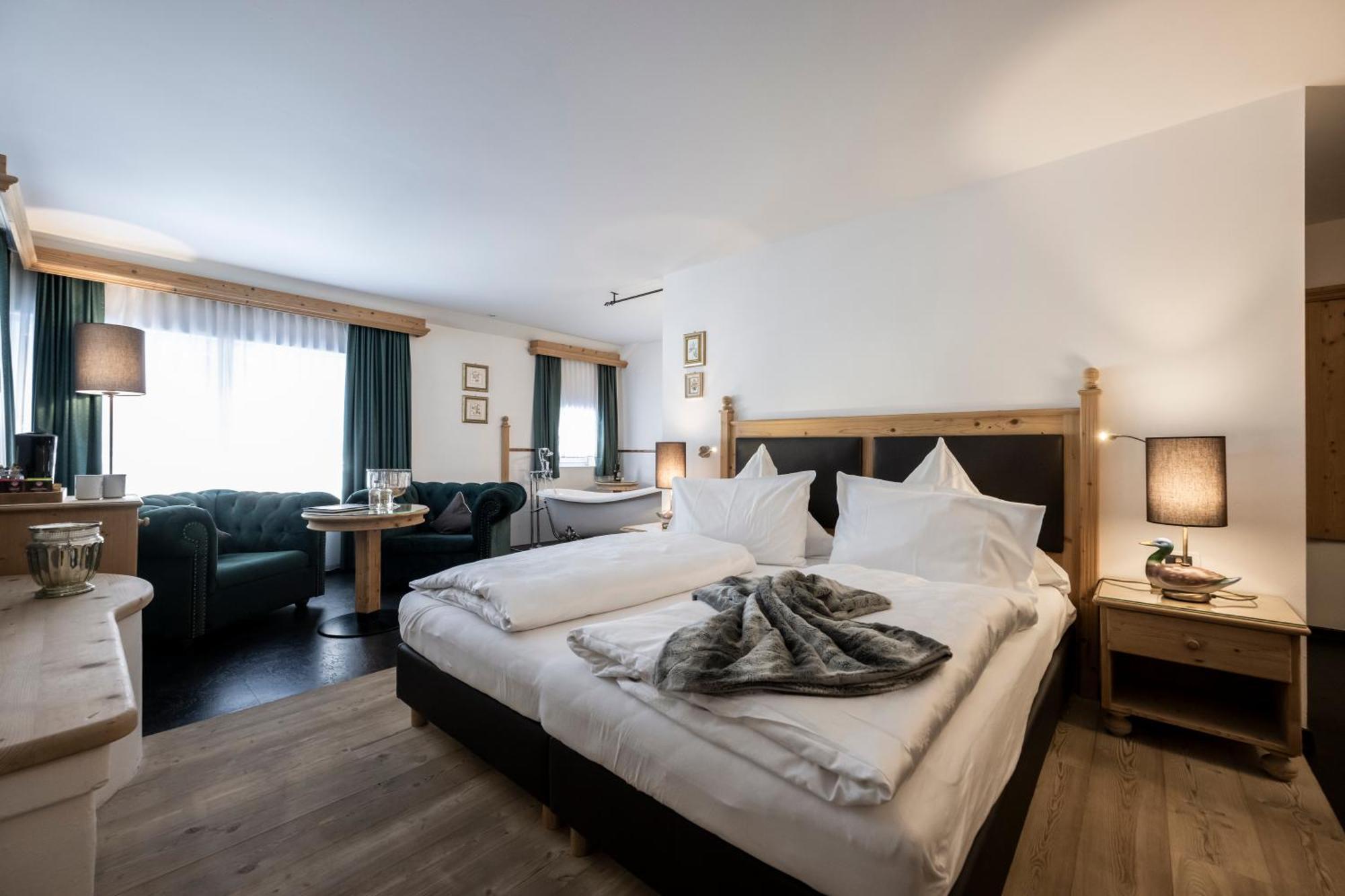 Hotel Acadia - Adults Mountain Home เซลวาดีวัลการ์เดนา ภายนอก รูปภาพ